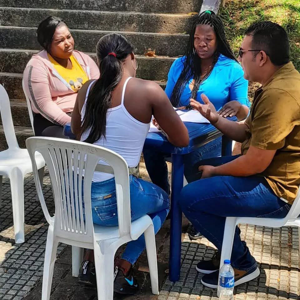 Christian Celis dialogando con una comunidad