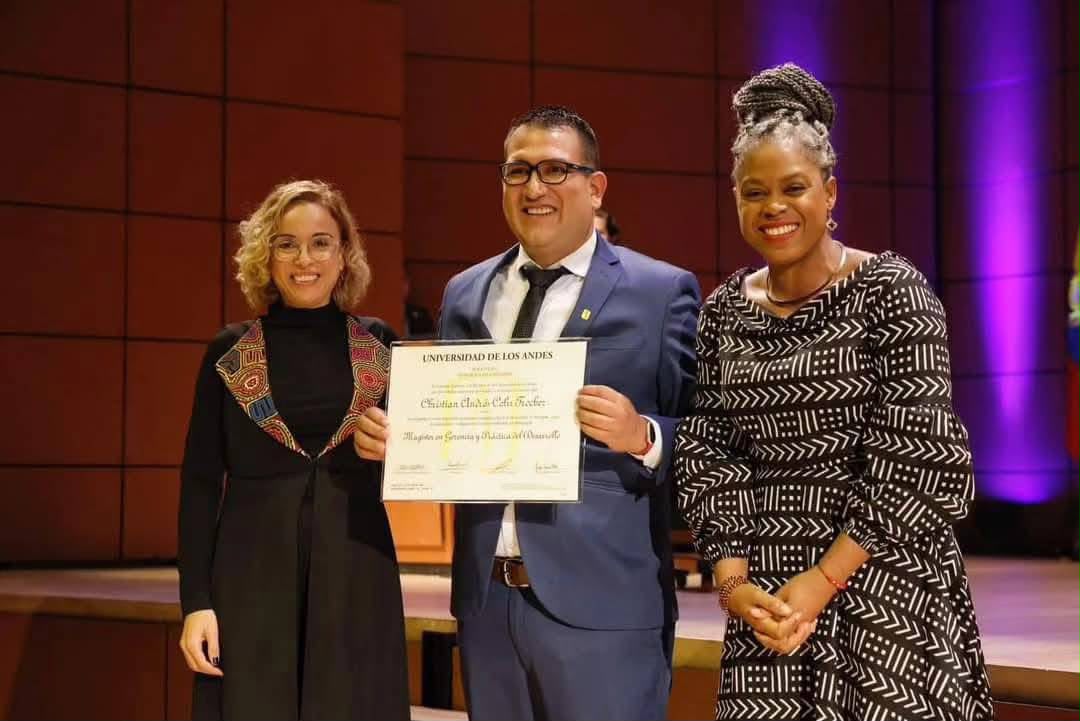 Christian Celis recibiendo un reconocimiento académico en la Universidad de los Andes